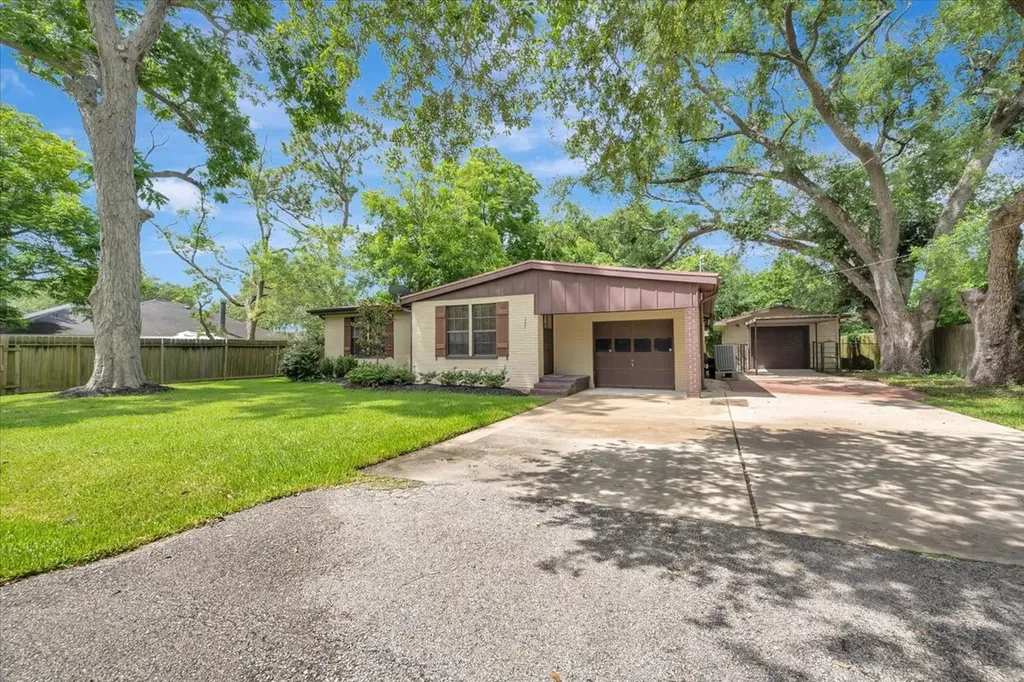 527 S Iowa Avenue League City TX 77573