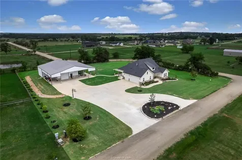 914 Axis Lane Franklin TX 77856