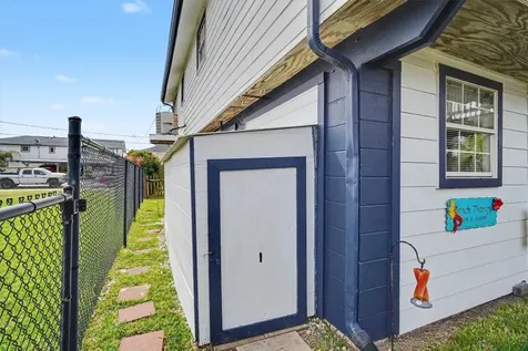 192 Barracuda Street Bayou Vista TX 77563