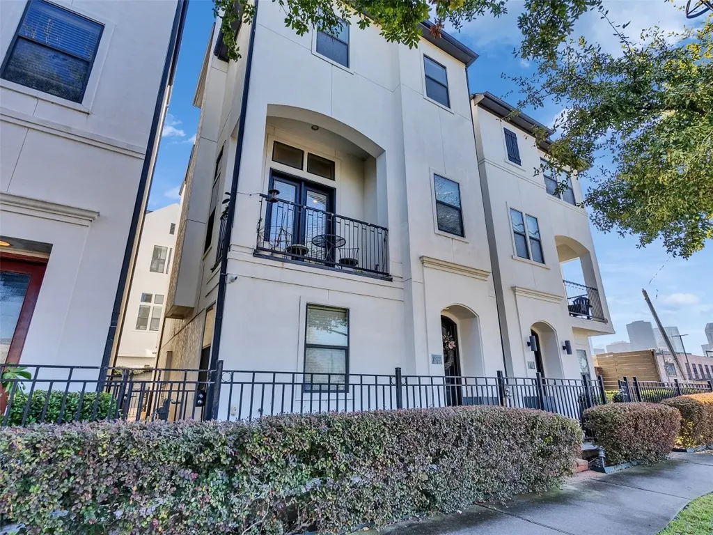 1877 Dart Street Houston TX 77007