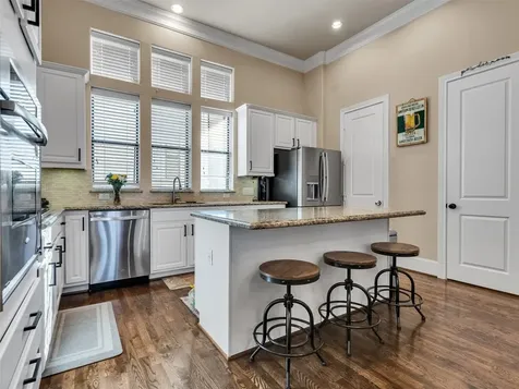 1877 Dart Street Houston TX 77007