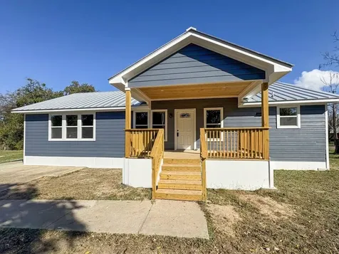 1902 N Fannin Avenue Cameron TX 76520