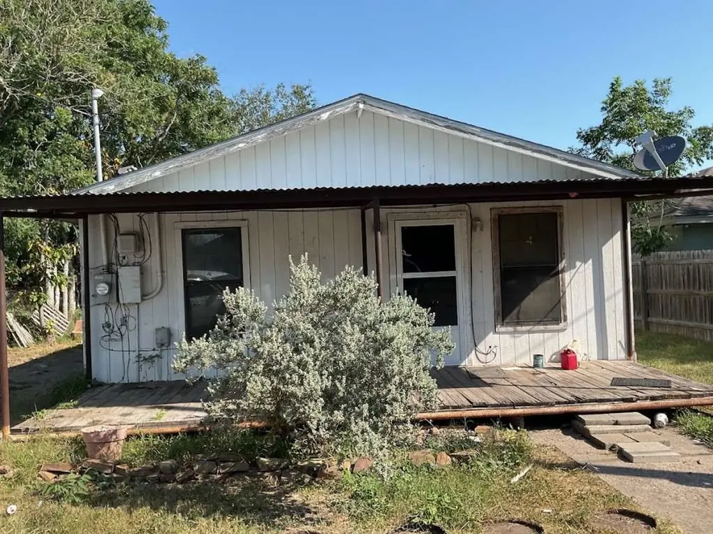 1502 W Crockett Street Beeville TX 78102