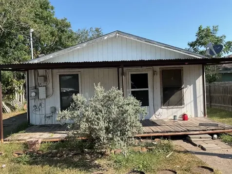 1502 W Crockett Street Beeville TX 78102