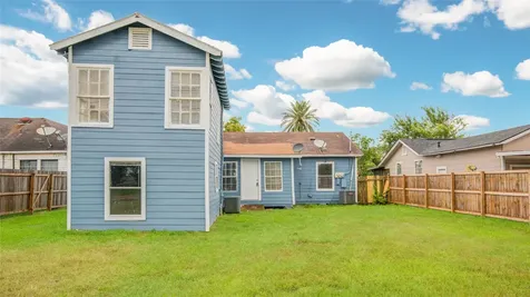 1427 W 6th Street Freeport TX 77541