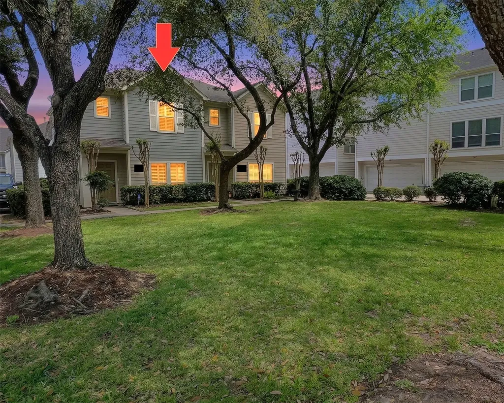 850 W Heights Hollow Lane Houston TX 77007