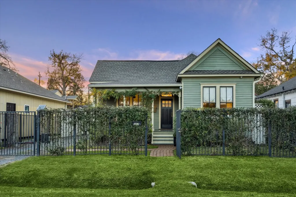 307 Archer Street Houston TX 77009
