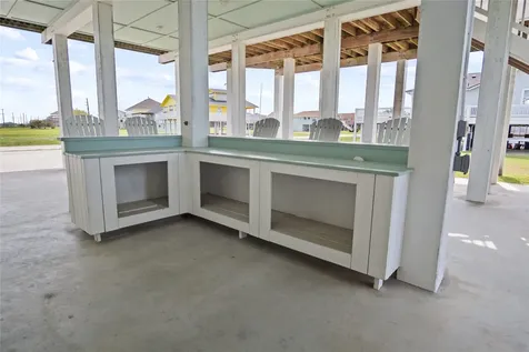 973 Sea Breeze Crystal Beach TX 77650