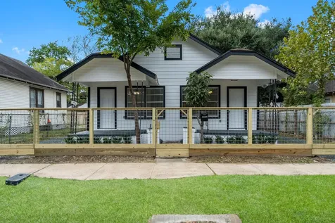 1615 1/2 Mckee Street Houston TX 77009