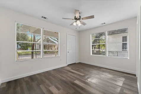 1615 1/2 Mckee Street Houston TX 77009