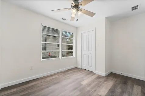 1615 1/2 Mckee Street Houston TX 77009