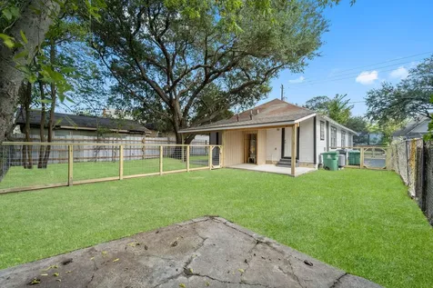 1615 1/2 Mckee Street Houston TX 77009