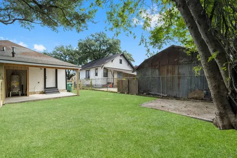 1615 1/2 Mckee Street Houston TX 77009