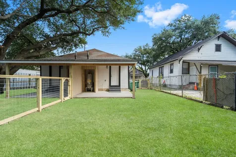 1615 1/2 Mckee Street Houston TX 77009