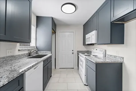 1615 1/2 Mckee Street Houston TX 77009