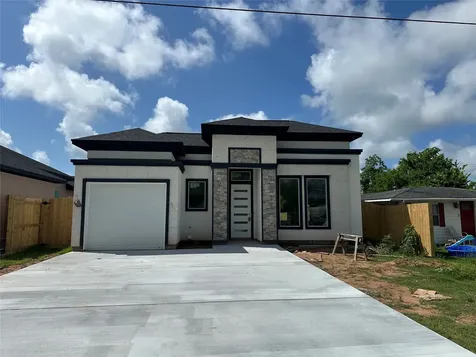 805 Lewis Street Clute TX 77531