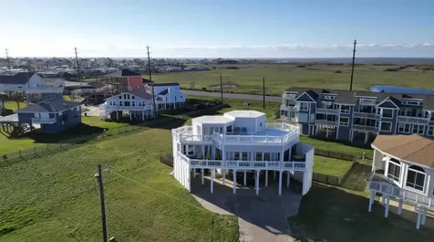 17732 Glei Galveston TX 77554