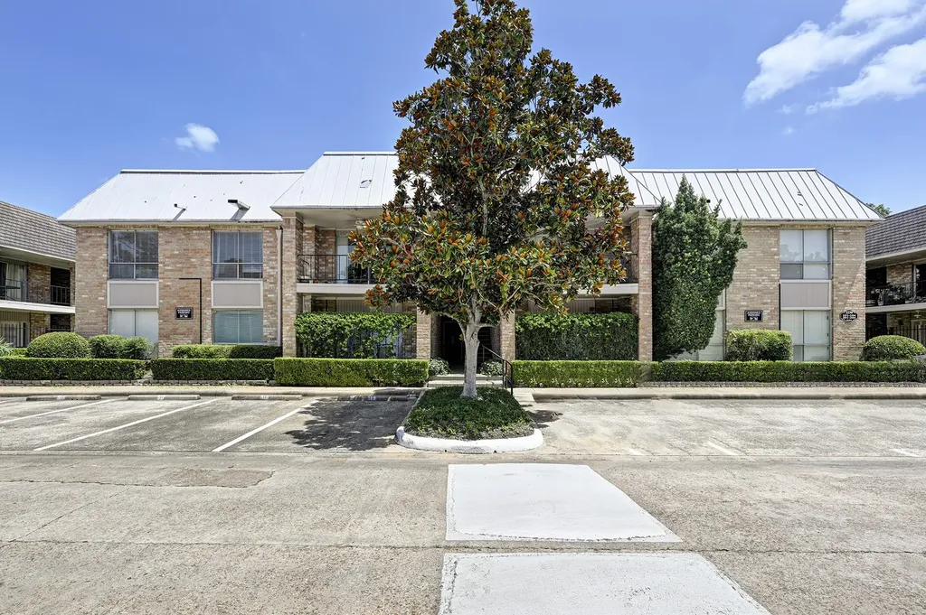 2230 S Piney Point Road 104 Houston TX 77063