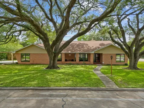 1613 S Hood Street Alvin TX 77511