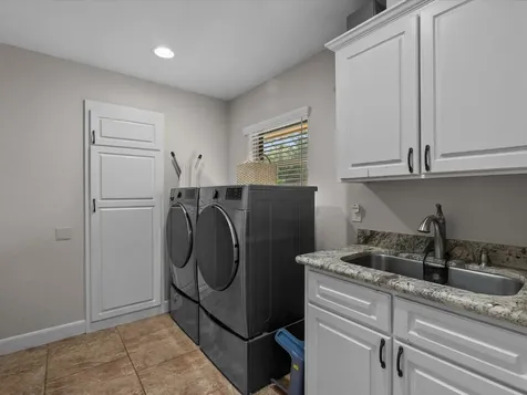 1613 S Hood Street Alvin TX 77511