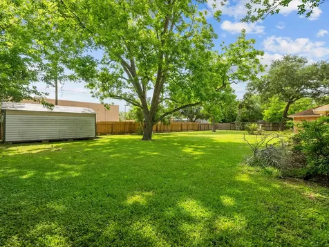 1613 S Hood Street Alvin TX 77511