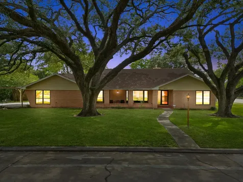 1613 S Hood Street Alvin TX 77511