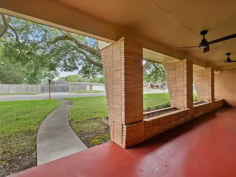 1613 S Hood Street Alvin TX 77511