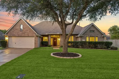 213 Falcon Lake Circle Friendswood TX 77546