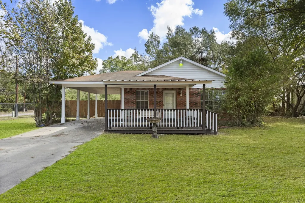 220 N William Barnett Avenue Cleveland TX 77327