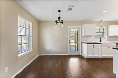 220 N William Barnett Avenue Cleveland TX 77327