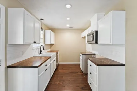220 N William Barnett Avenue Cleveland TX 77327