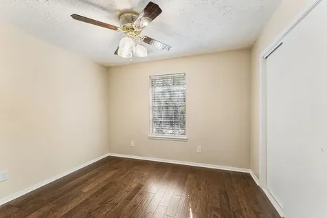 220 N William Barnett Avenue Cleveland TX 77327
