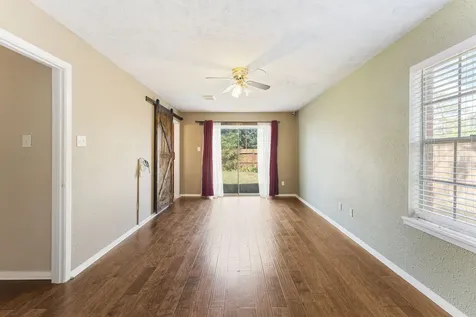220 N William Barnett Avenue Cleveland TX 77327