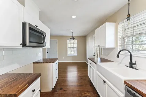 220 N William Barnett Avenue Cleveland TX 77327