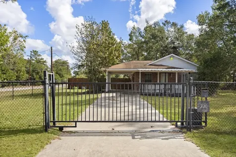 220 N William Barnett Avenue Cleveland TX 77327