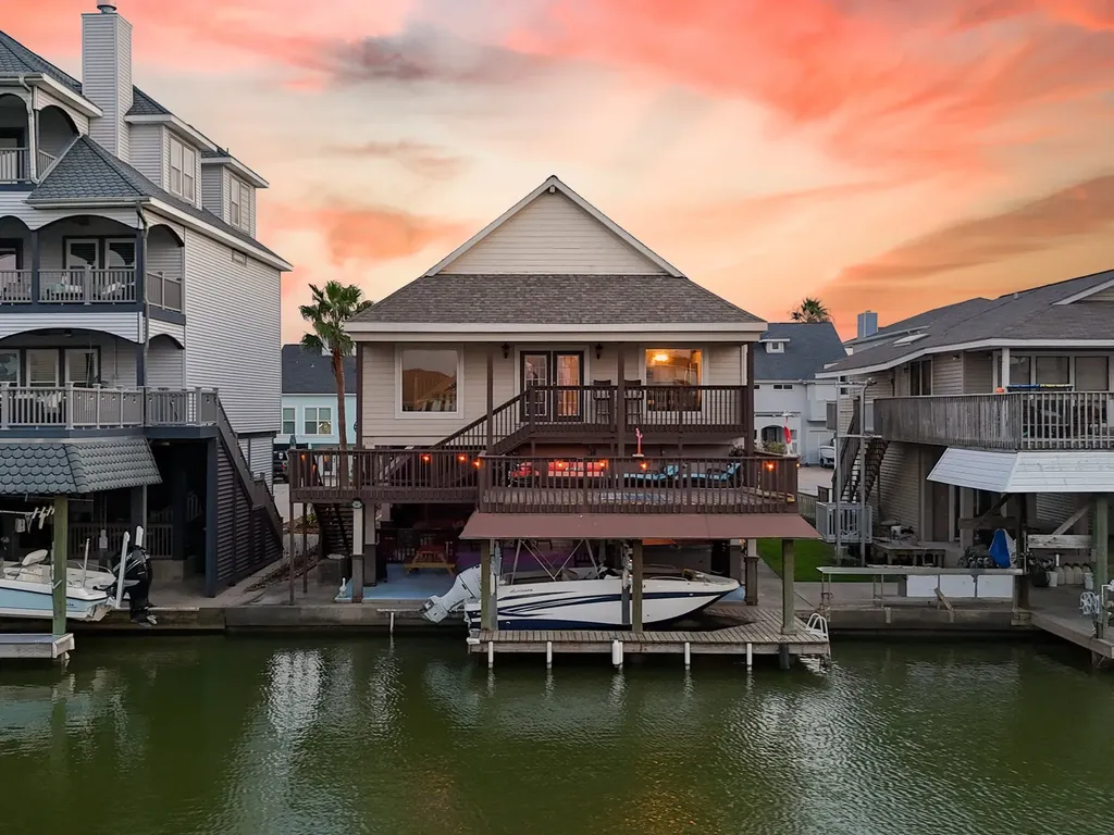 1822 Port O'call Street Tiki Island TX 77554