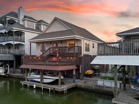 1822 Port O'call Street Tiki Island TX 77554