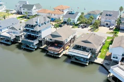 1822 Port O'call Street Tiki Island TX 77554