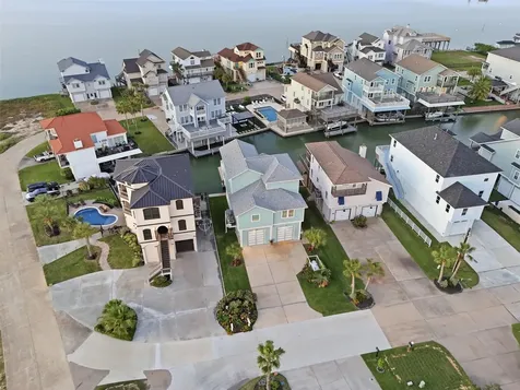 438 Amanda Circle Tiki Island TX 77554