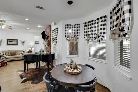 9934 Palm Drive Mont Belvieu TX 77523