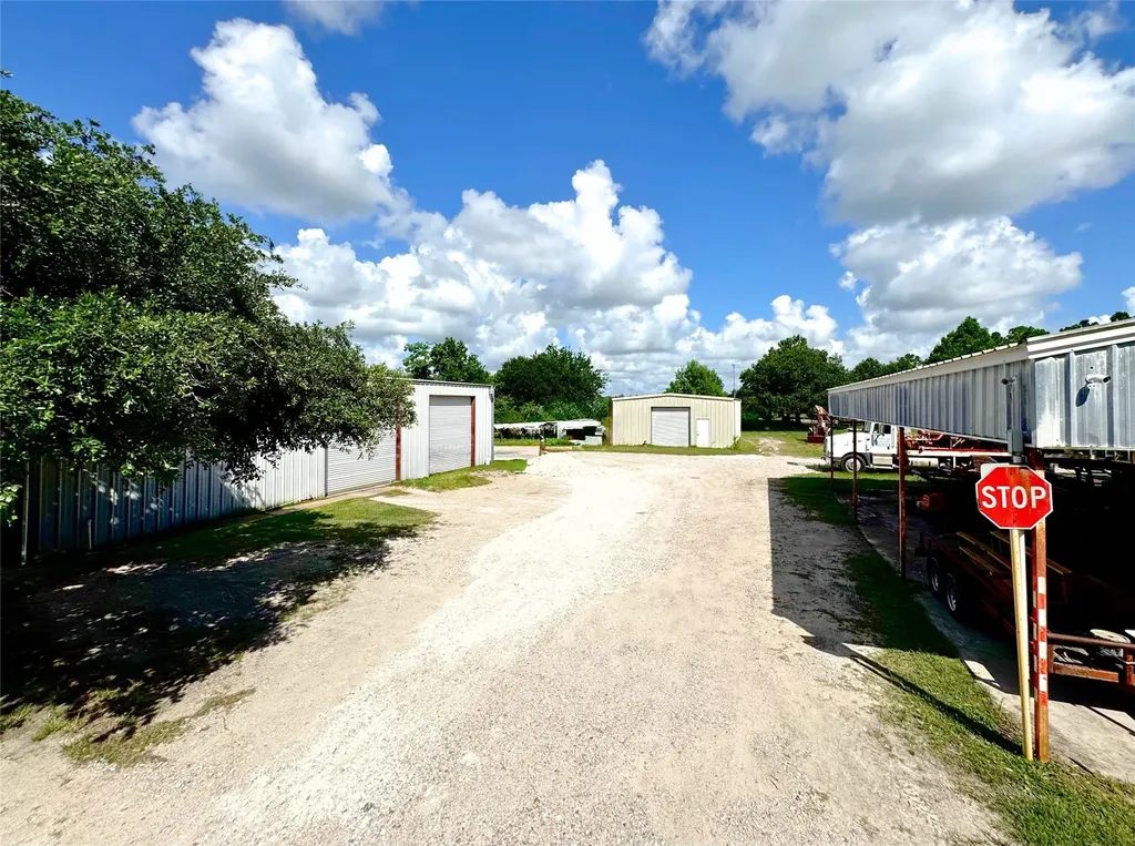 2052 County Road 540 Alvin TX 77511