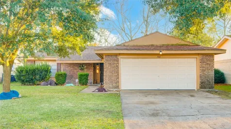 700 N Plantation Drive Angleton TX 77515