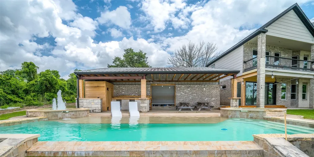 206 Elm Street Highlands TX 77562