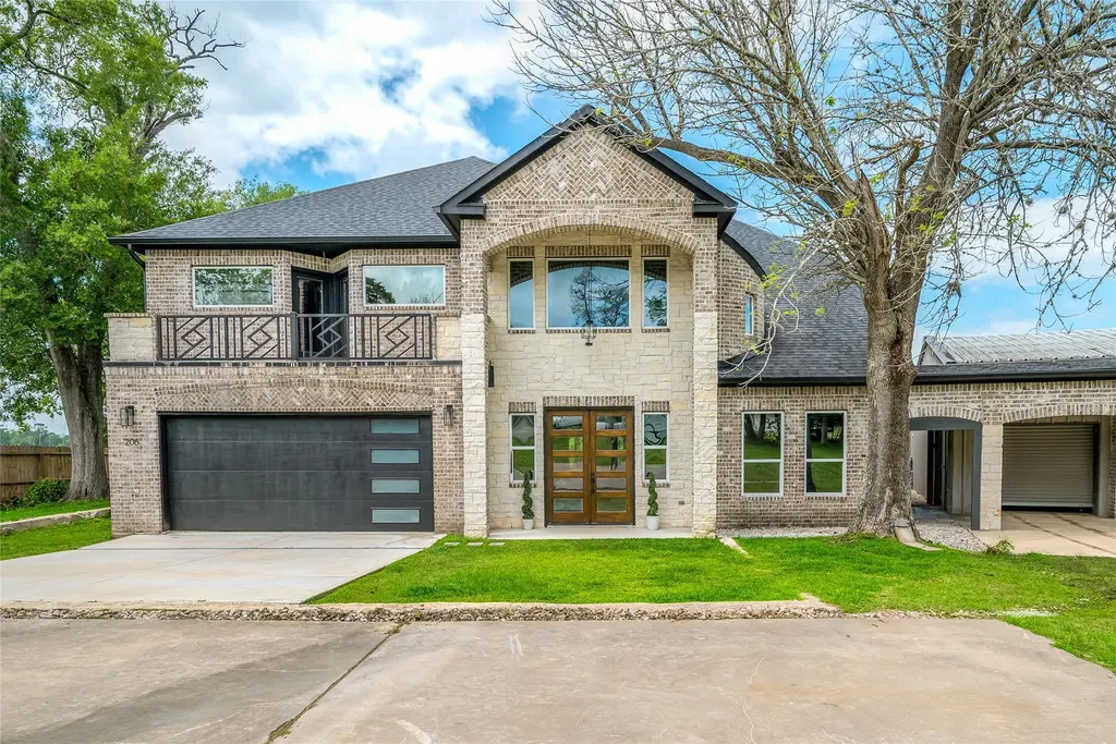 206 Elm Street Highlands TX 77562