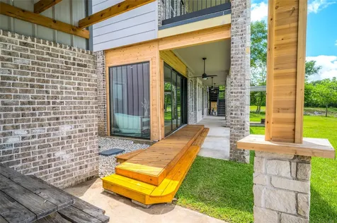 206 Elm Street Highlands TX 77562