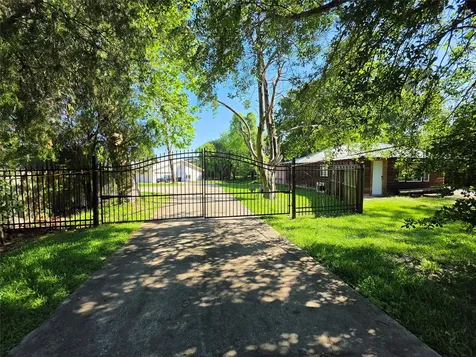 206 Elm Street Highlands TX 77562