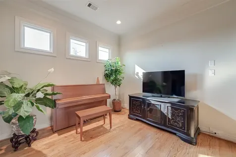 4623 Laurel Street Bellaire TX 77401