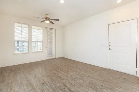 5712 Azle Avenue Fort Worth TX 76106
