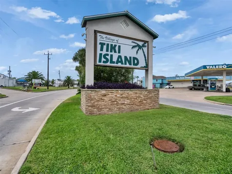 425 Amanda Circle Tiki Island TX 77554