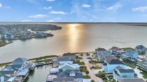 425 Amanda Circle Tiki Island TX 77554